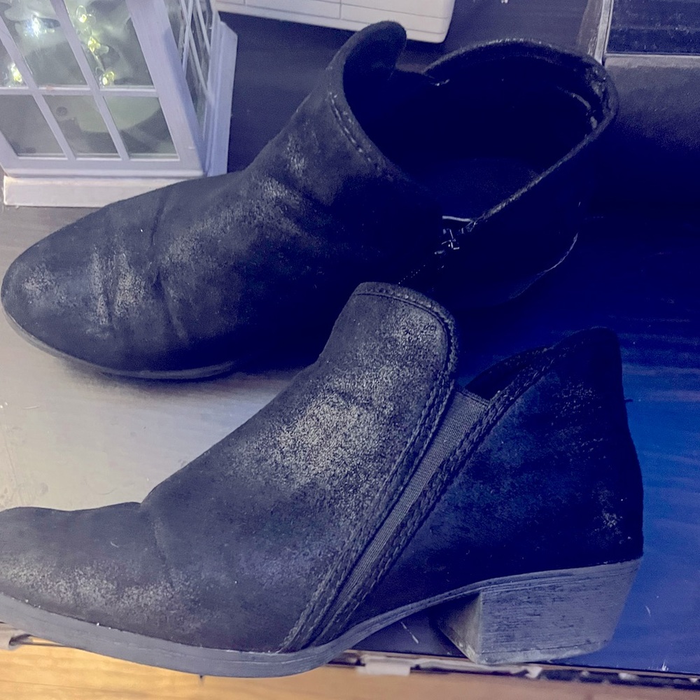 Short heeled ankle boots